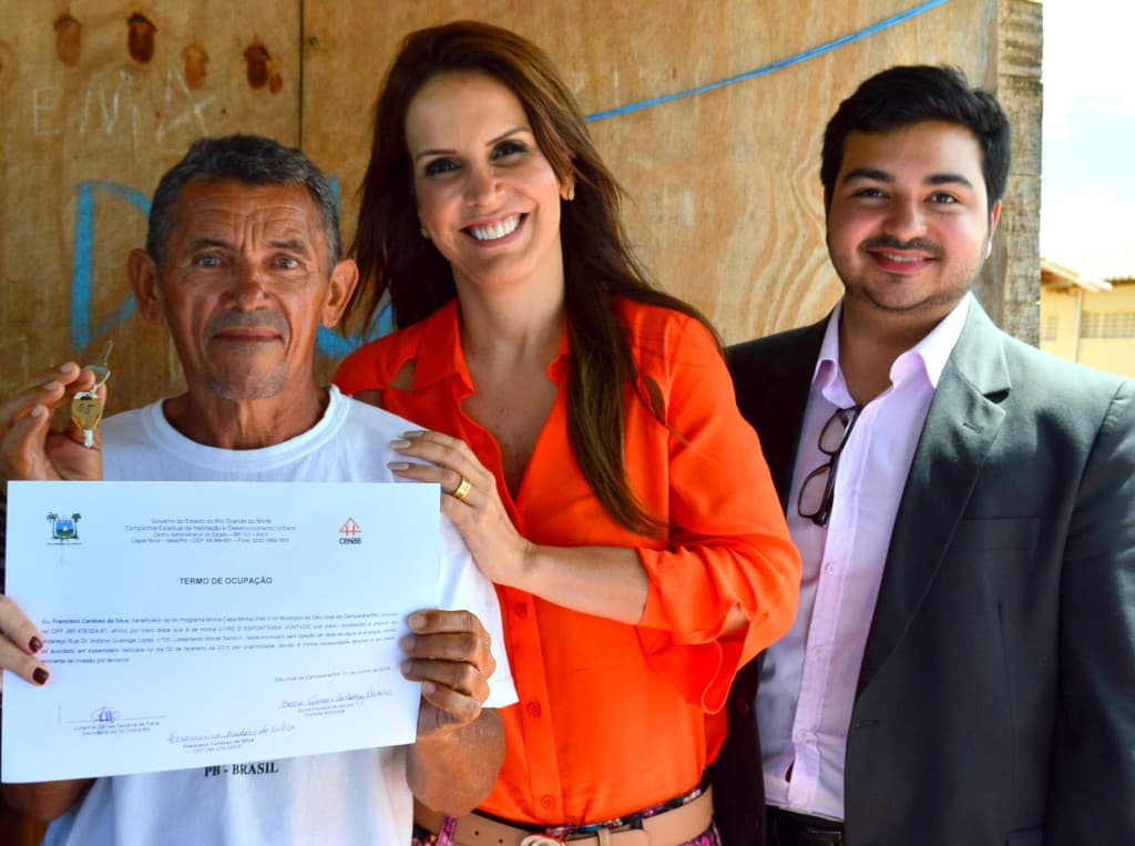 FOTOS: Famílias comemoram a entrega da casa própria pelo Governo do Estado