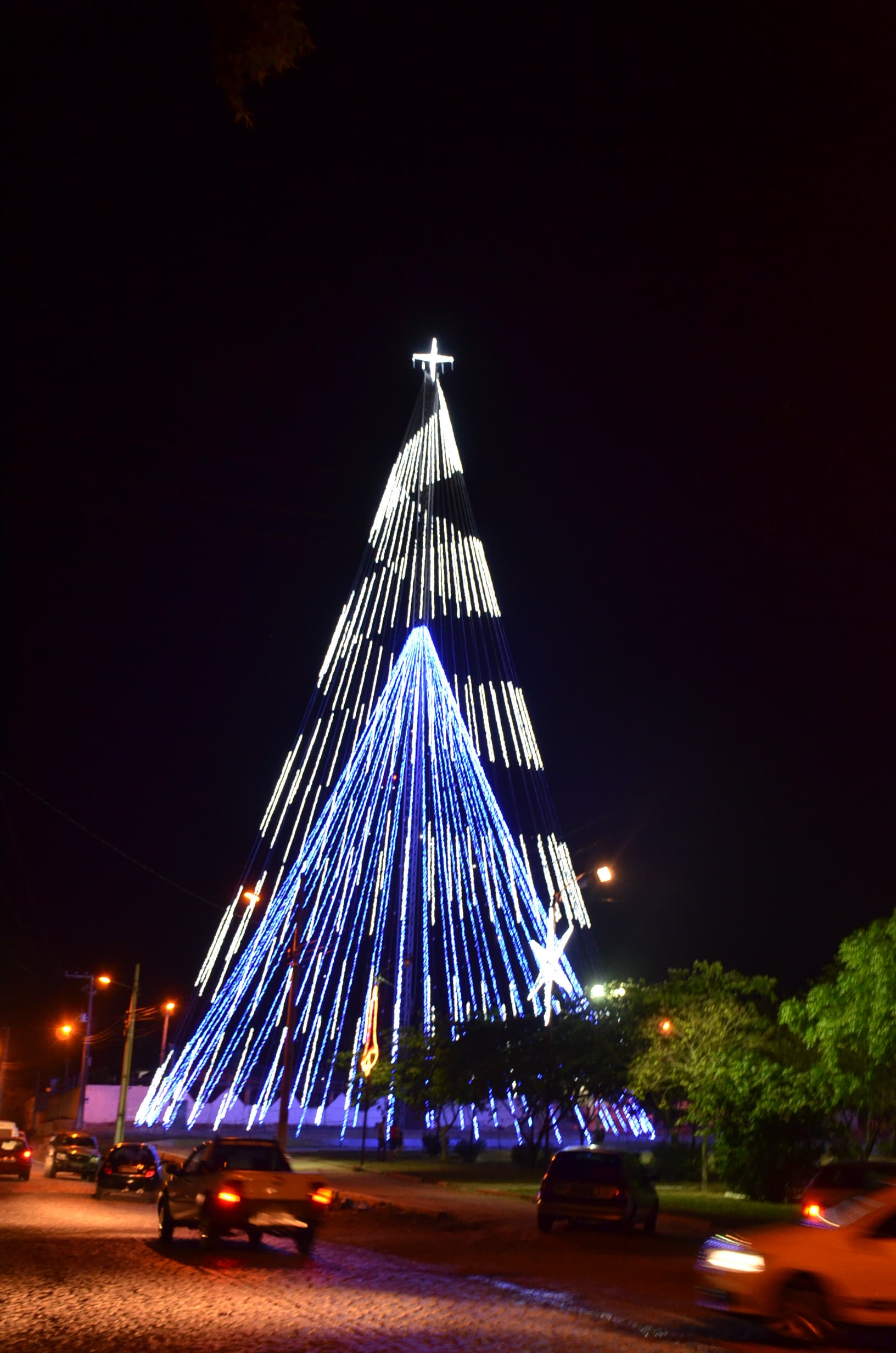 São Gonçalo recebeu as luzes do Natal e uma árvore de 50 metros