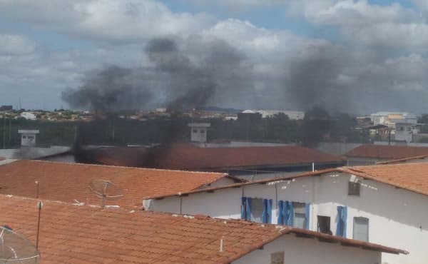 Bombeiros tentam controlar incêndio em pavilhões e na direção do presídio de Caicó