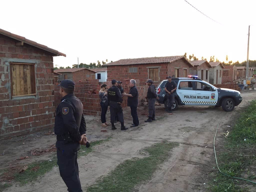 FOTOS: Invasores são retirados de casas em São Gonçalo do Amarante