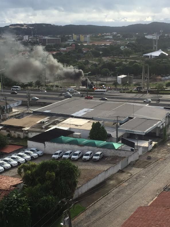 Manifestantes "contra o golpe" fecham entrada da UFRN na BR 101 e tocam fogo em pneus