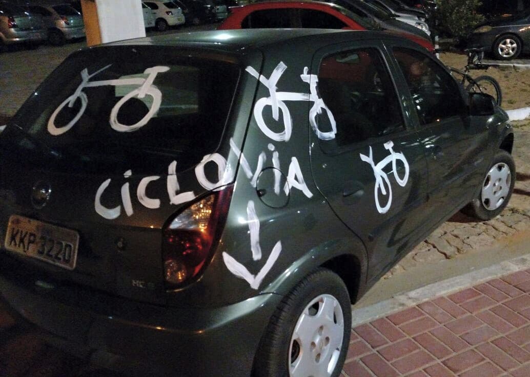 FOTOS: Ciclistas picham carros estacionados em ciclovias na UFRN