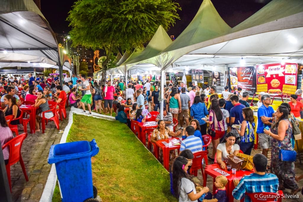 Feira de Gastronomia e Arte permanece até 11 de janeiro na Praça da Árvore de Mirassol