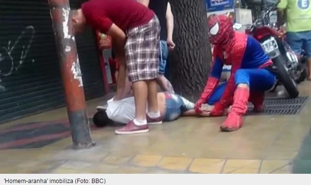 VÍDEO: ‘Homem-aranha' imobiliza assaltante na Argentina