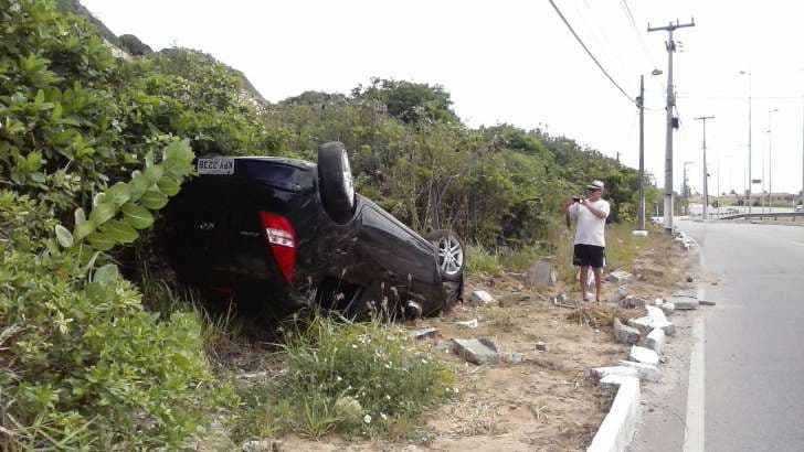 MISTÉRIO (FOTO): Carro capota na Via Costeira, mas não há sinal do motorista