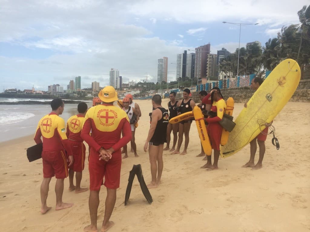 FOTOS: Bombeiros do RN ministram instrução de salvamento aquático para os militares da Paraíba