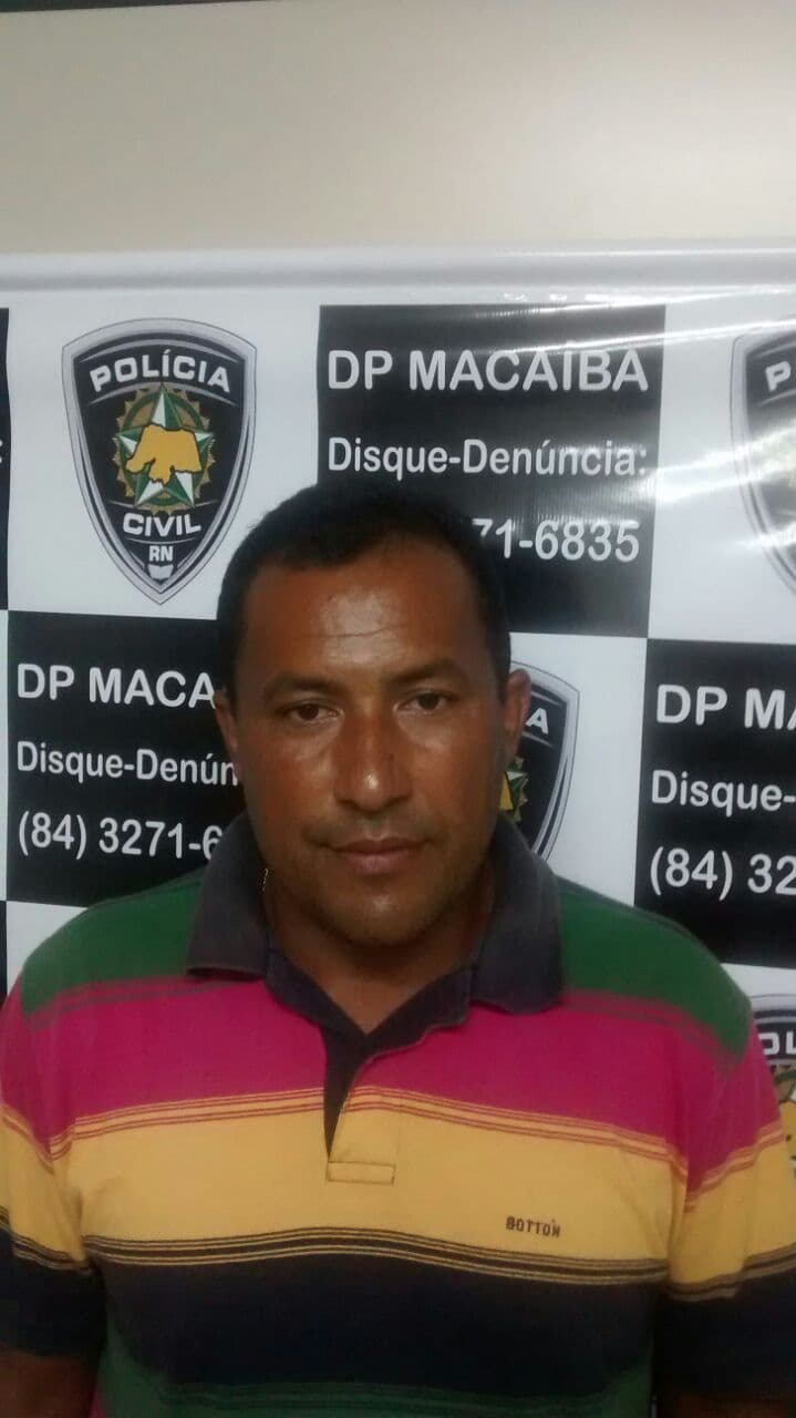 FOTOS: Carreta tomba em rodovia na Grande Natal e deixa trânsito parado no início da manhã desta terça