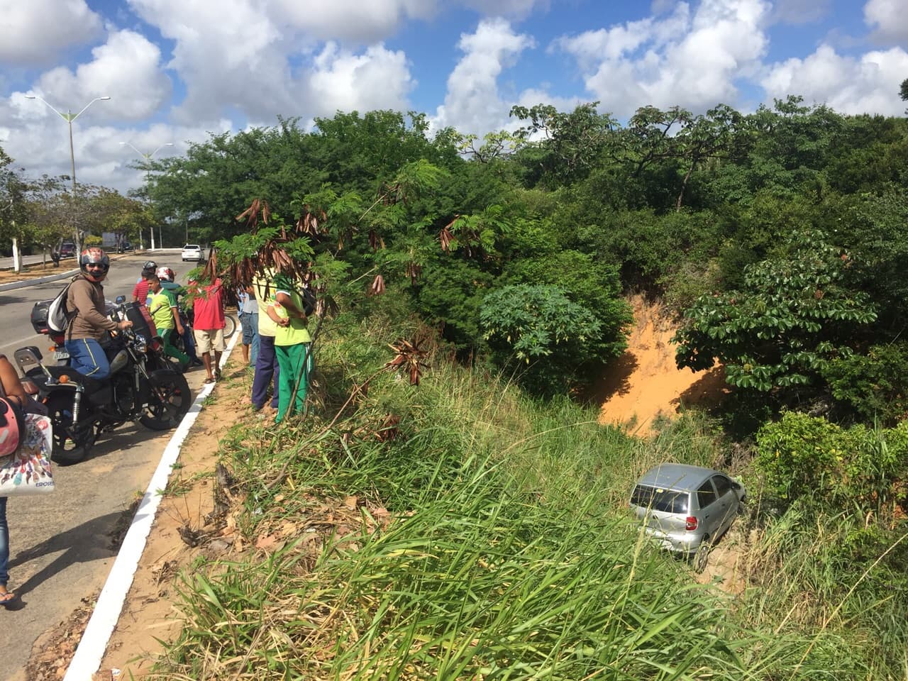 FOTOS: Carro desce barranco no prolongamento da Prudente de Morais