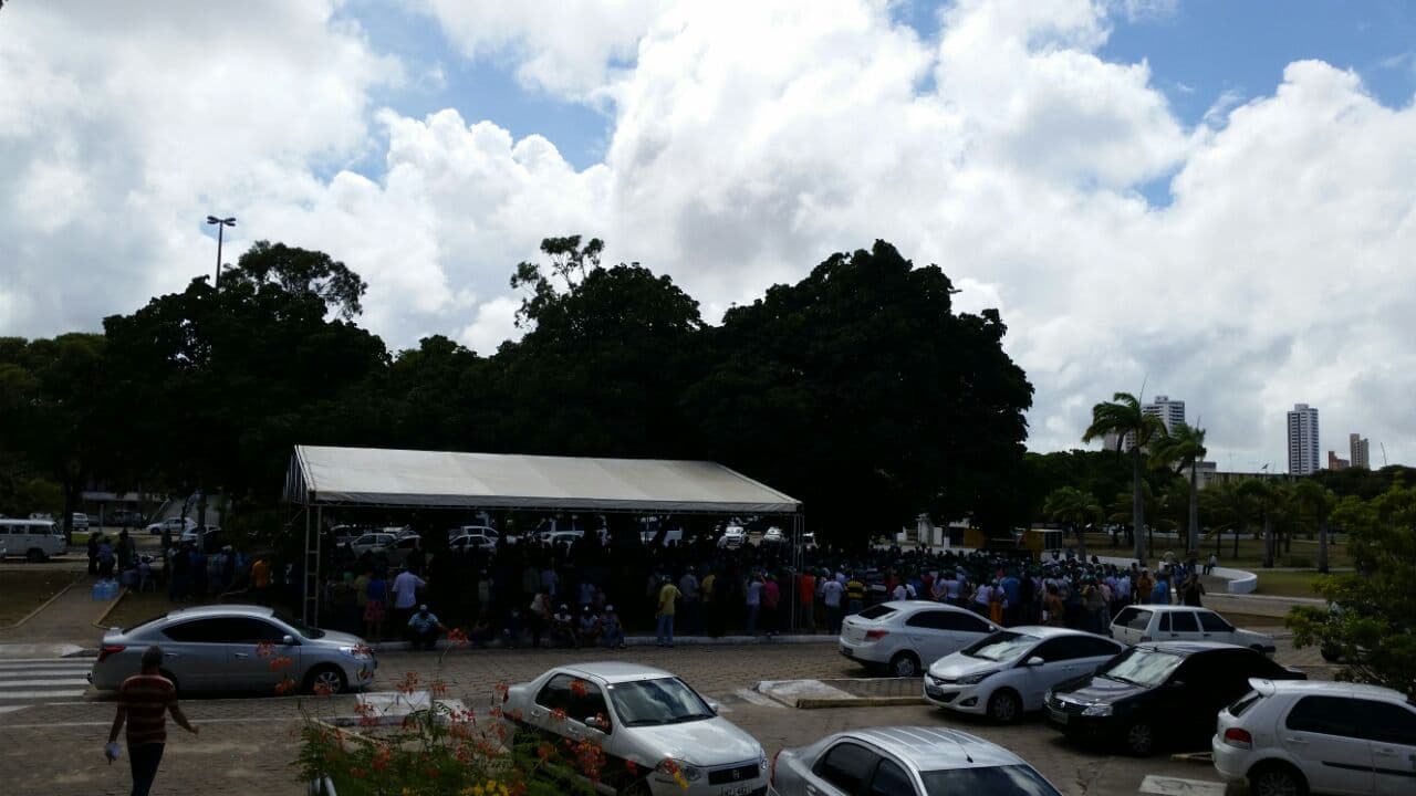 FOTOS: Agricultores e trabalhadores rurais em manifestação no Centro Administrativo; Robinson desce rampa e conversa grupos