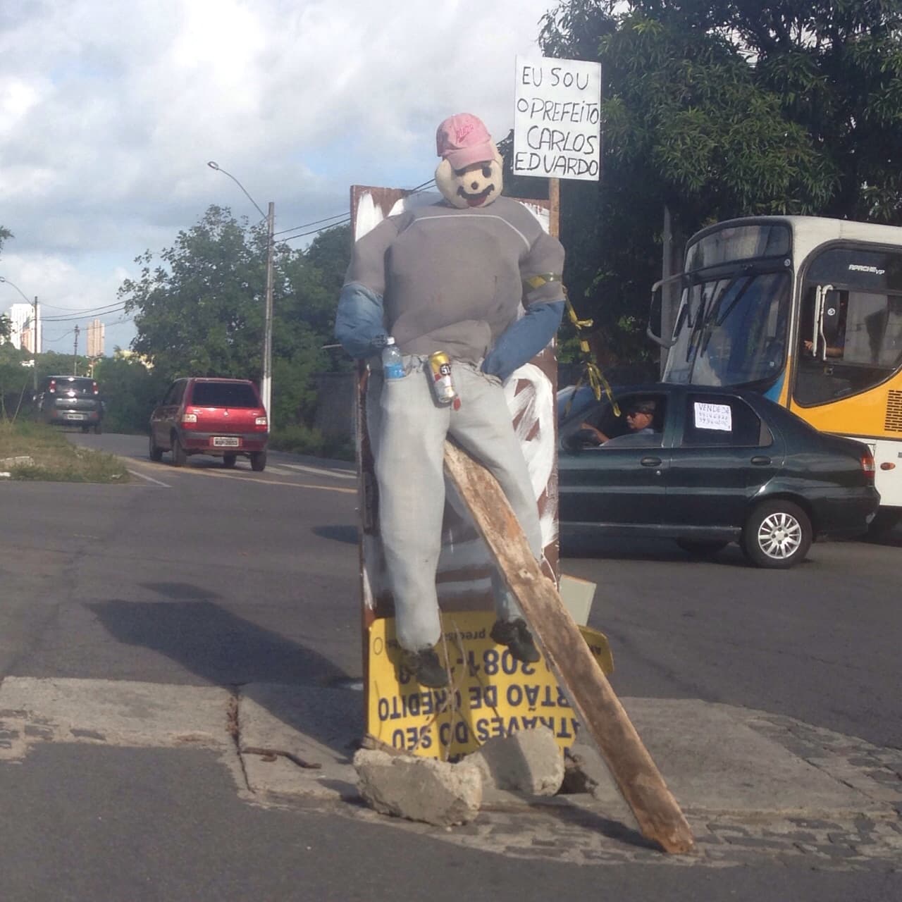 FOTO: Entulhos e boneco de "Carlos Eduardo" foram colocados na rotatória de Pirangi para cobrir buraco