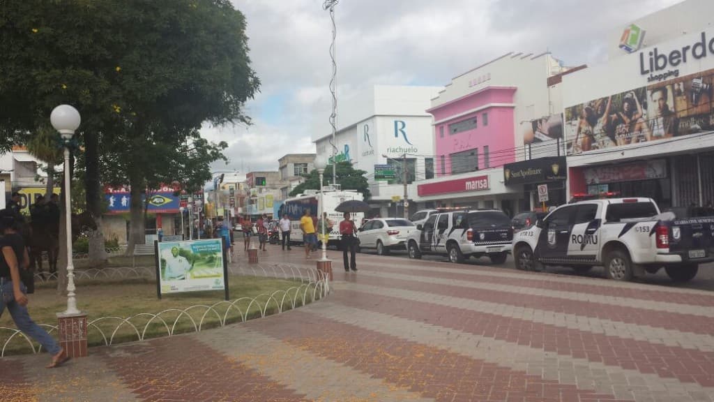 FOTOS E VÍDEO: Sob protestos, PM realiza desocupação de pontos de vendedores ambulantes em calçadas no centro de Mossoró