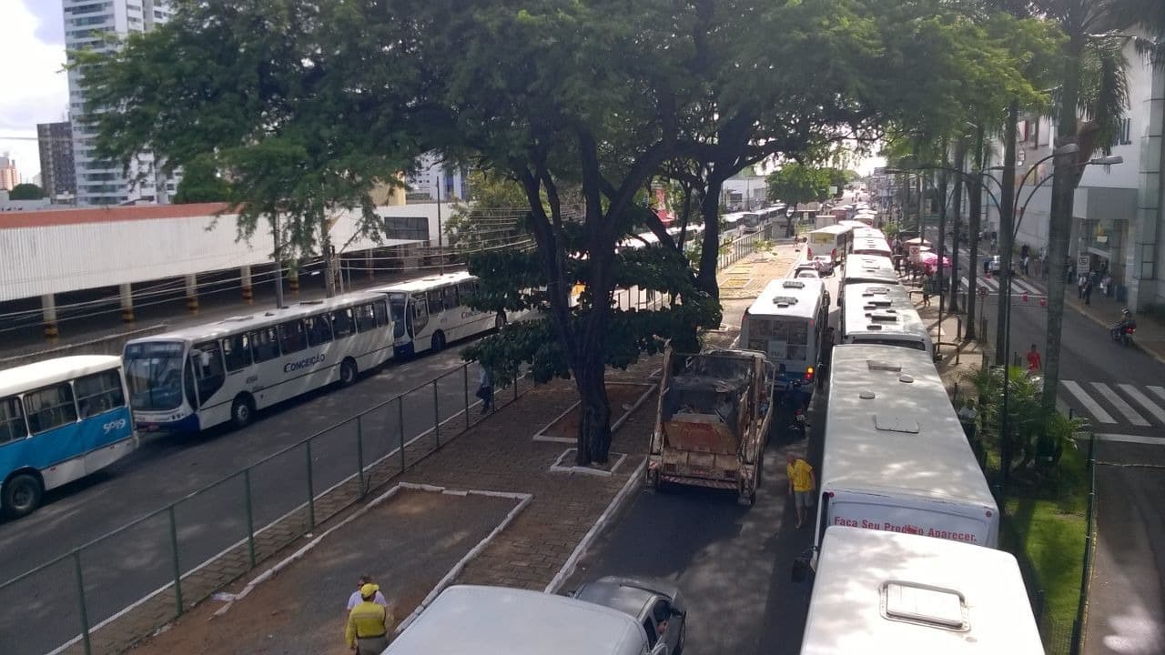 Após paralisação geral por segurança, rodoviários e representantes do governo chegam a acordo e ônibus retornam