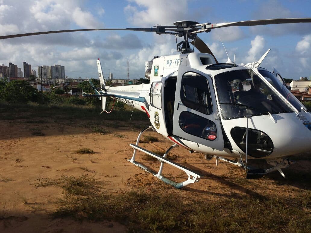 FOTOS: Helicóptero da Sesed identifica carro roubado no interior de um condomínio em Nova Parnamirim