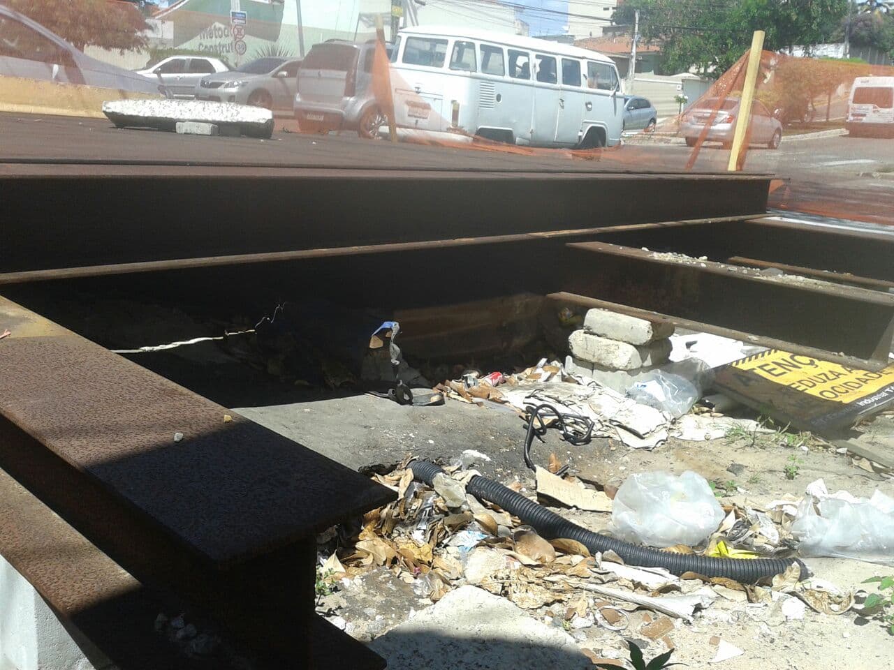 FOTOS(RISCO): Buraco da obra de drenagem da São José com Mor Gouveia acumula lixo e larvas e mosquitos só aumentam no local
