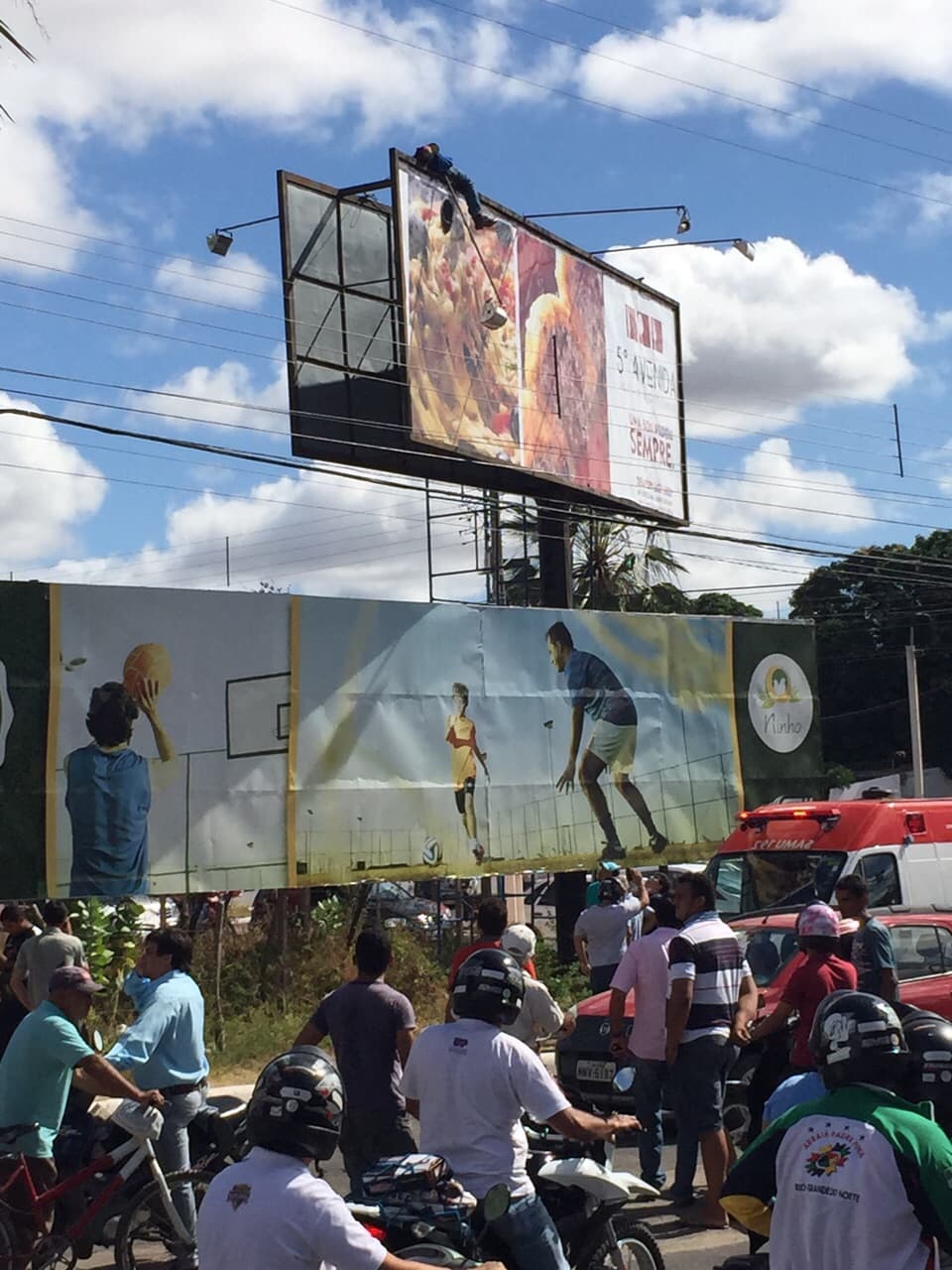 FOTO: Homem leva choque e fica pendurado em outdoor em Mossoró