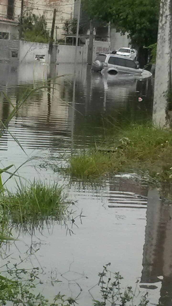 FOTOS: Bombeiros resgatam com canoas moradores "ilhados" na Capitão Mor Gouveia e redondezas