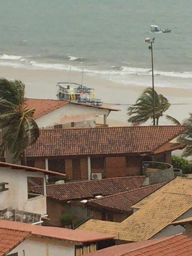 FOTO IMPRESSIONANTE: Ressaca no mar faz Marina Badauê estacionar na beira-mar de Pirangi
