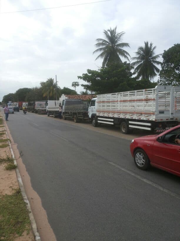 FOTOS: Sem receberem desde abril, prestadores da Marquise param veículos