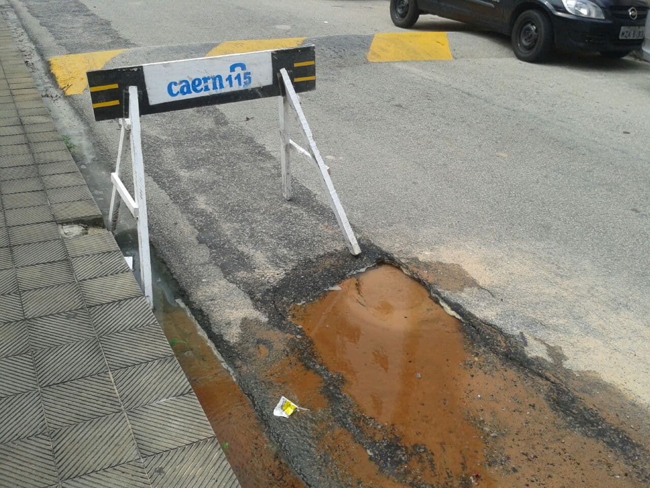 FOTO: Desperdício de água em rua no bairro de Lagoa Nova