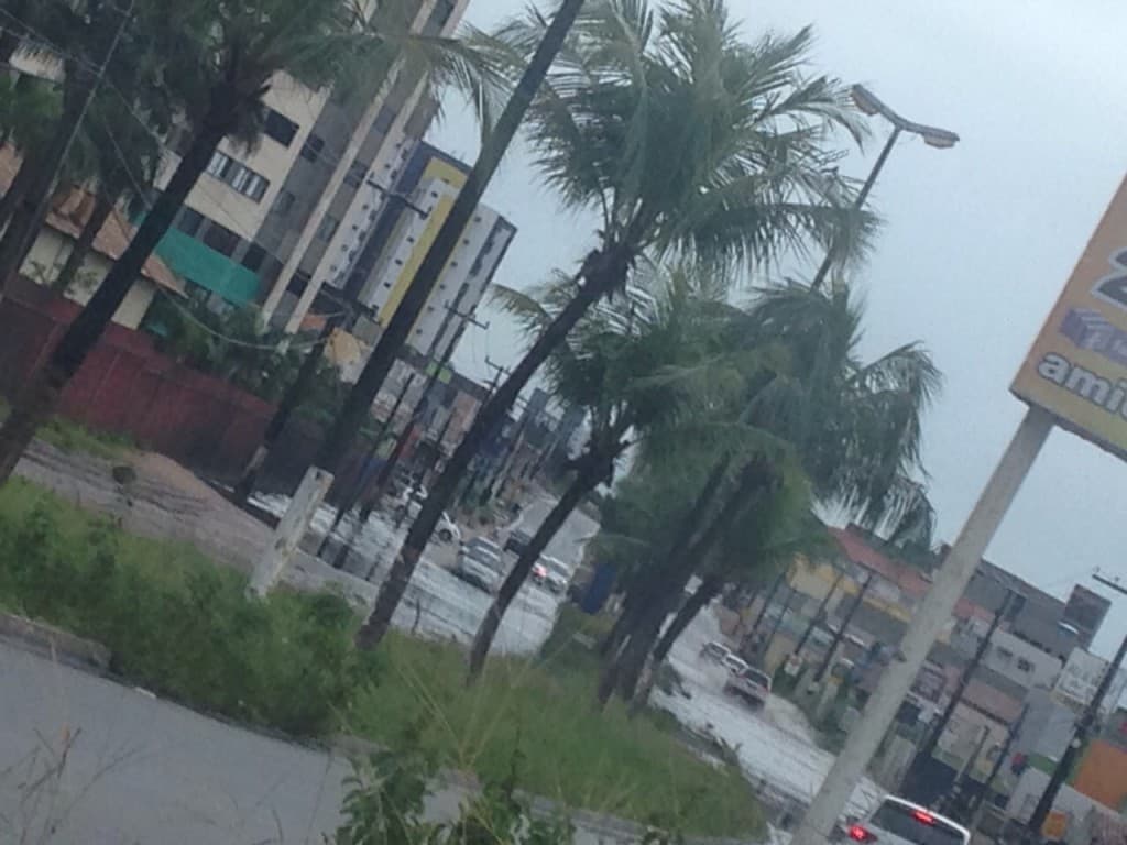 FOTOS: Moradores em Cidade Verde pedem "socorro" com buracos na Avenida Gastão Mariz