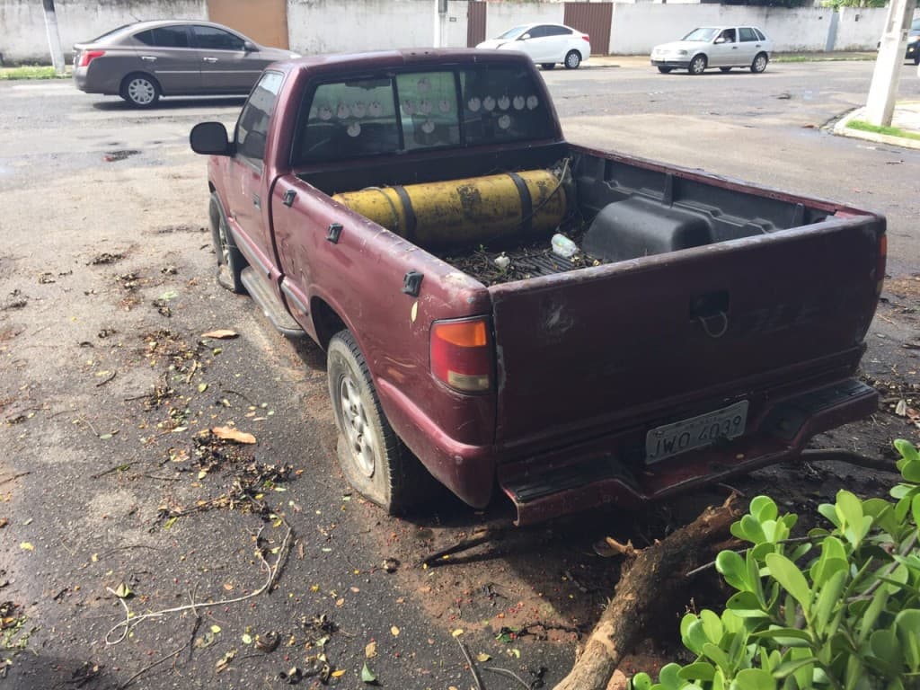 FOTOS(ABSURDO): Veículo abandonado em Natal é "ignorado" por autoridades e vira até depósito de larvas de dengue