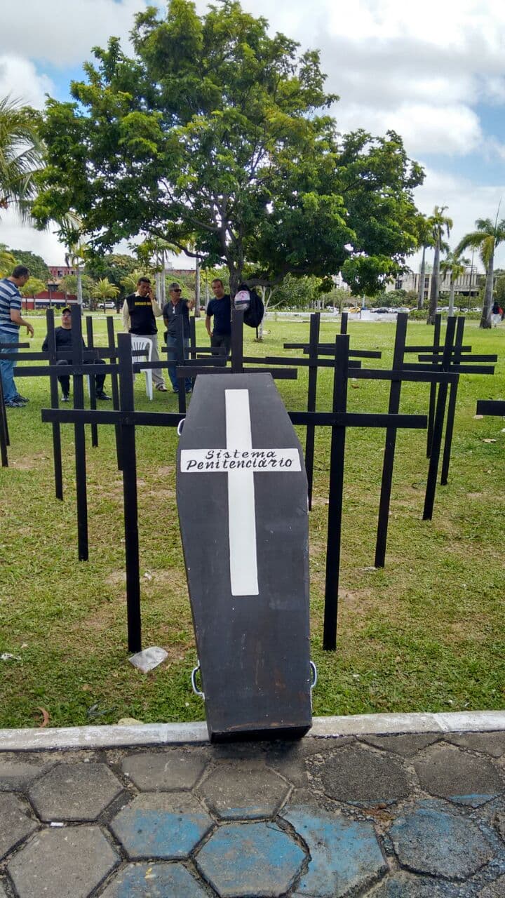 FOTOS: Agentes penitenciários acampam na Governadoria