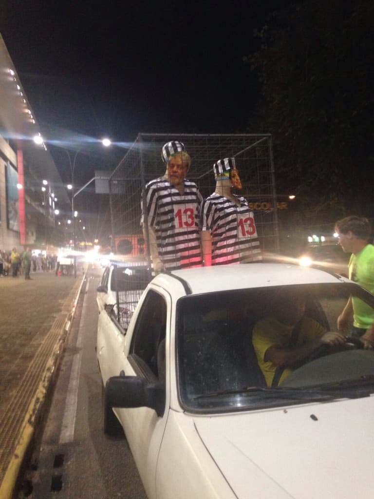 FOTO E VÍDEO: Protesto em Natal contra Dilma e Lula; bonecos "enjaulados" com máscaras dos petistas