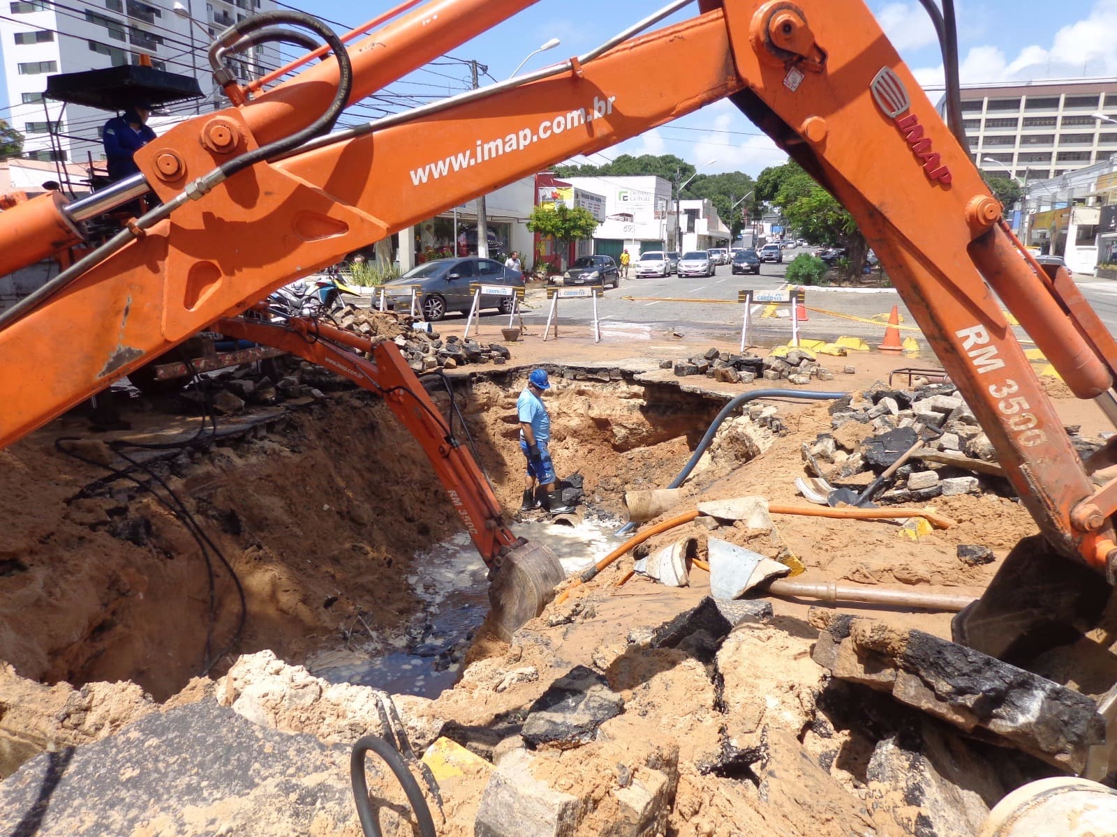Caern trabalha em reparo de rede na Afonso Pena e paralisa abastecimento na zona Leste