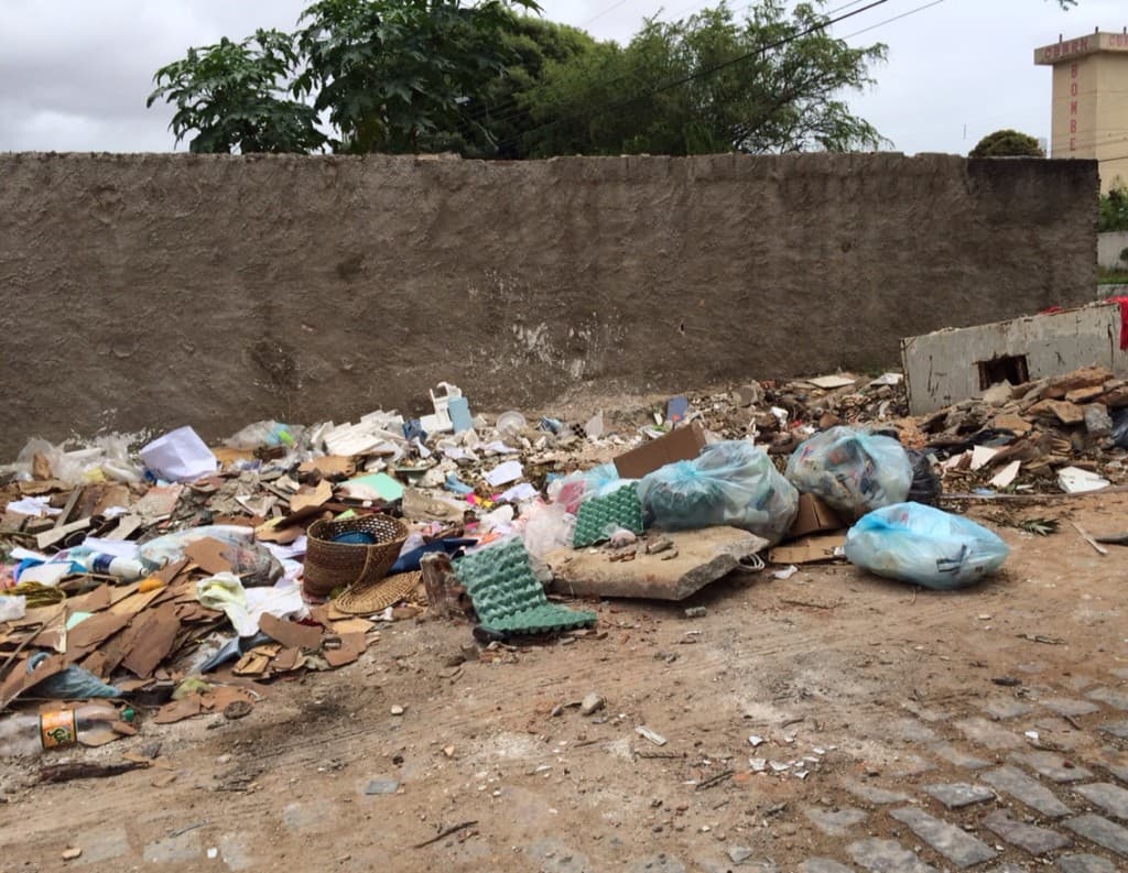 FOTOS: Moradores em Barro Vermelho reclamam de lixo derramado por carroceiros durante a semana