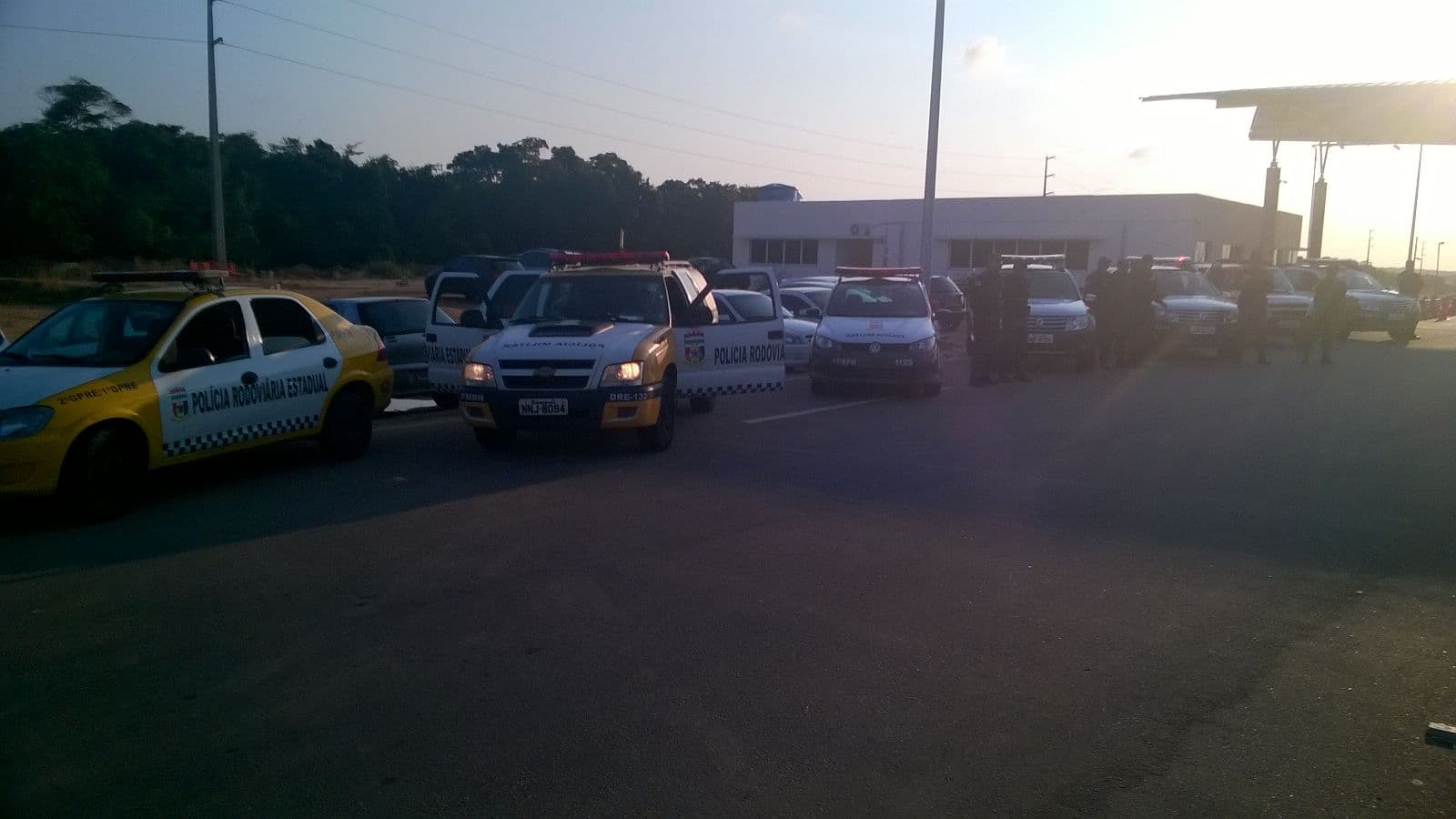 FOTOS: PM monitora protesto dos taxistas nos arredores do aeroporto de São Gonçalo do Amarante