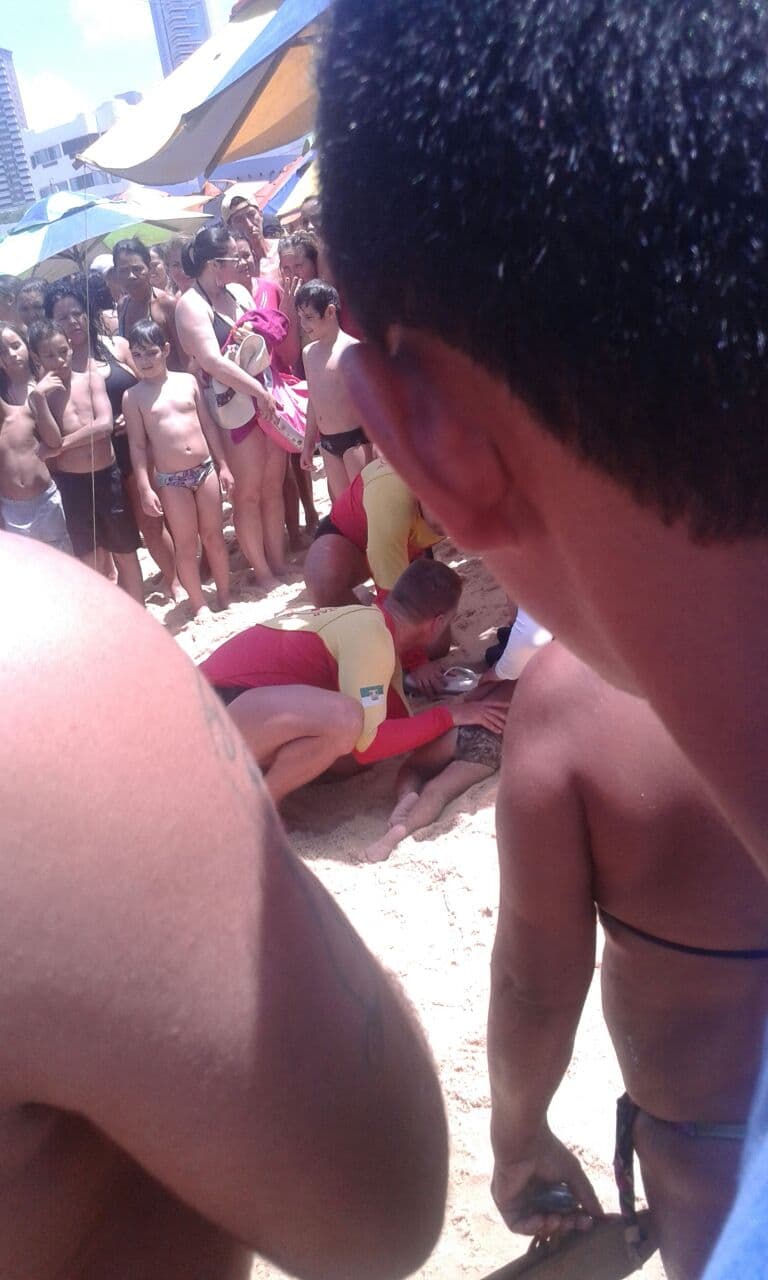 FOTOS: Criança de dois anos é salva pelos guardas vidas do Corpo de Bombeiros na Praia do Meio