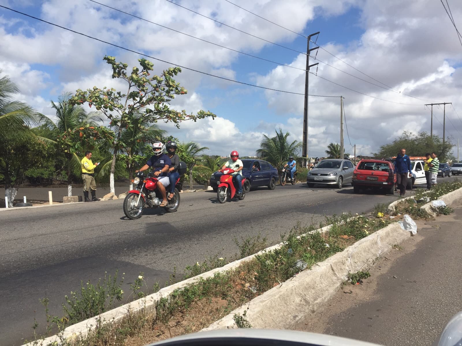 FOTOS: Colisão inusitada entre veículos deixou trânsito travado na Ponte de Igapó na manhã desta quinta