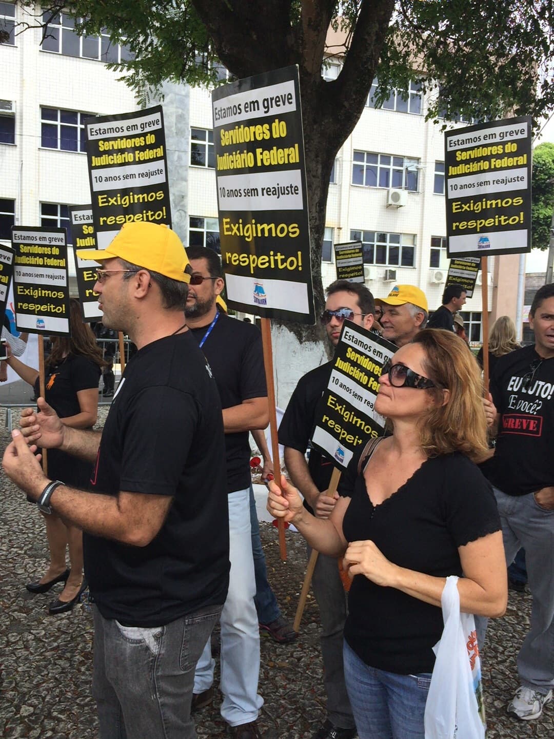 FOTOS: Servidores do judiciário federal protestam em frente ao TJRN, durante cerimônia com participação do ministro Ricardo Lewandowski