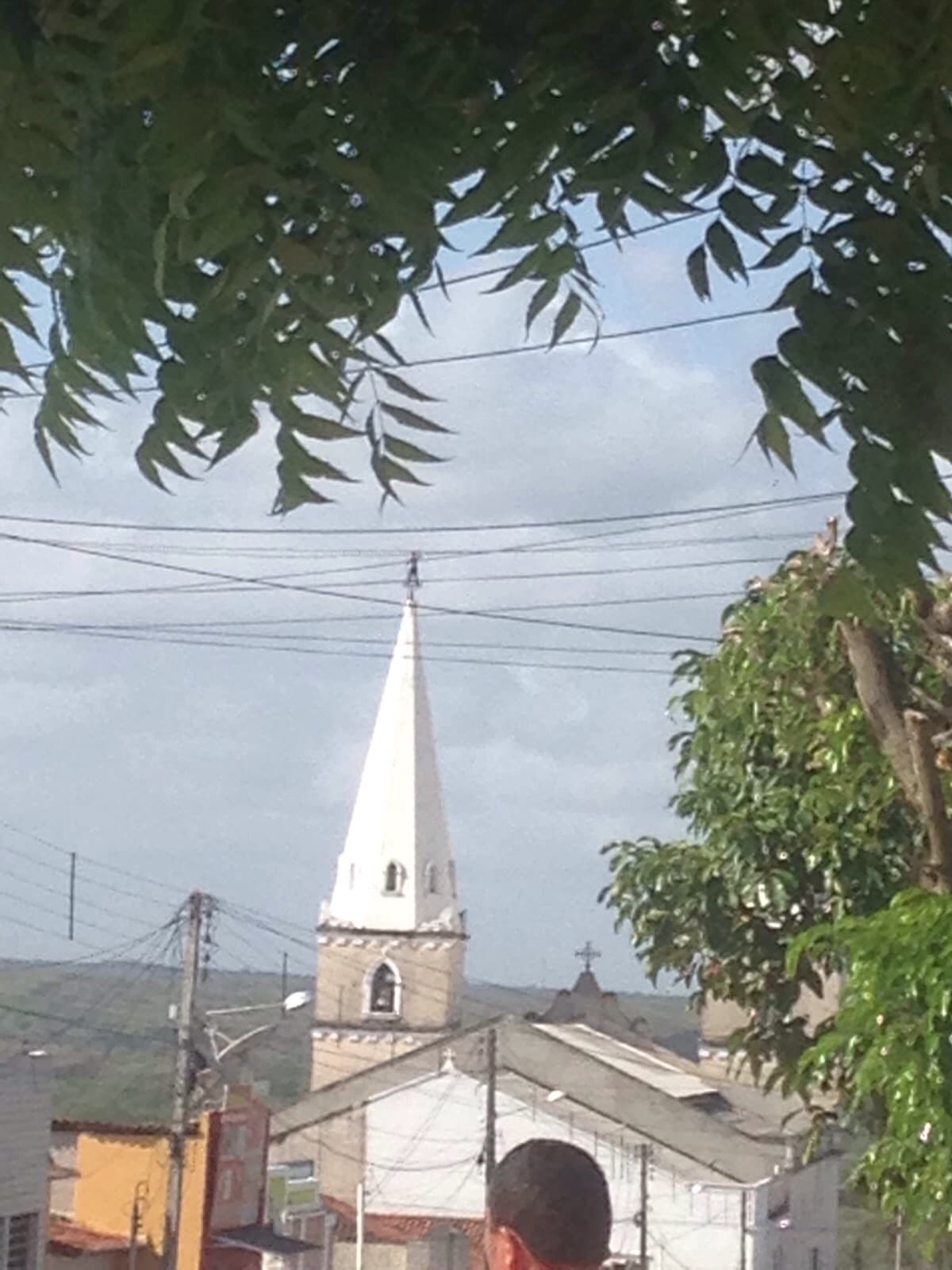 VÍDEO: Homem sobe em torre de igreja em Ceará-Mirim; Corpo de Bombeiros no local
