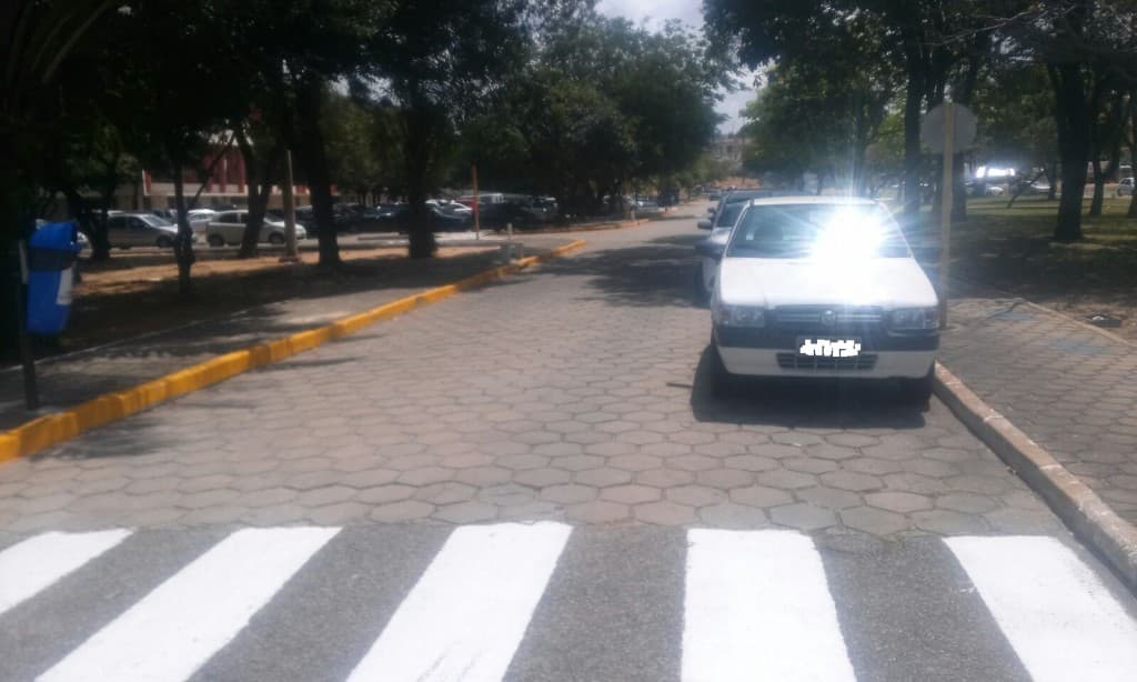 FOTO: Carros estacionados em canteiro no Centro Administrativo estreitam trecho e até a mesmo a pintura em amarelo não ajuda; entenda