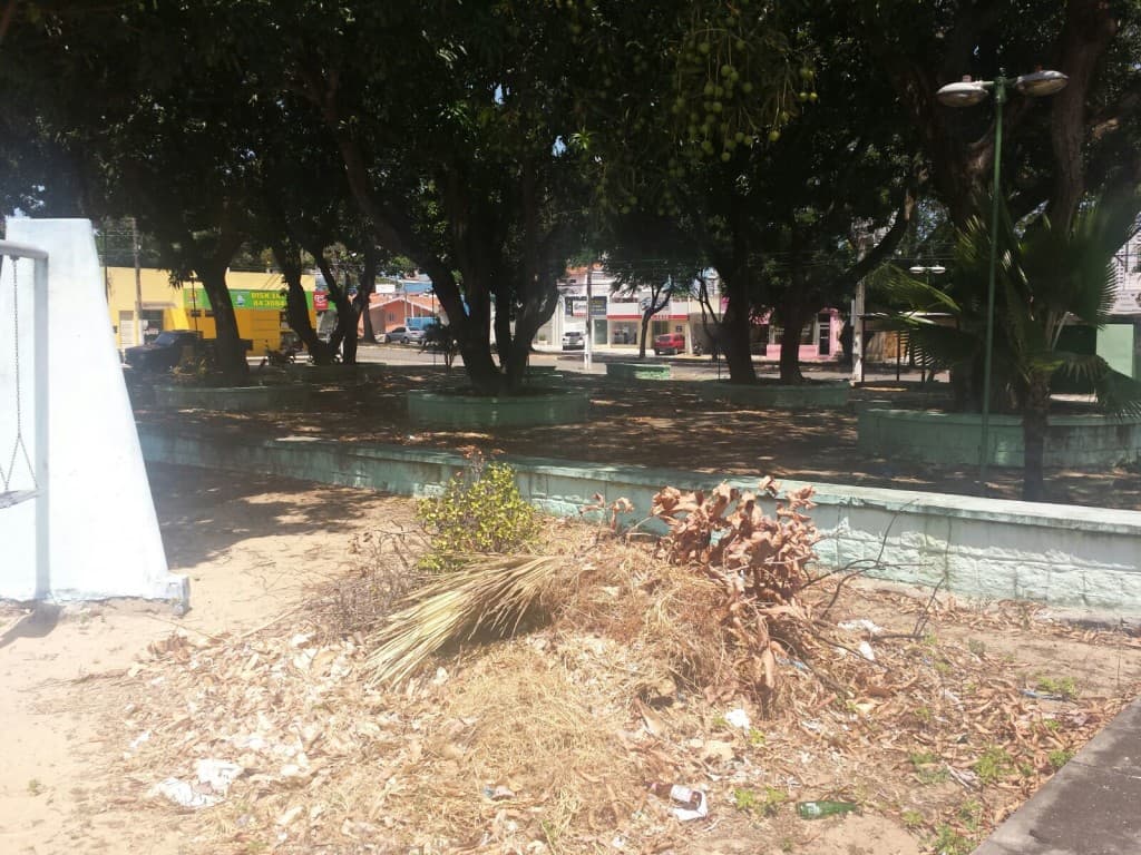 FOTOS: Leitor denuncia abandono na praça das Mangueiras, em Natal