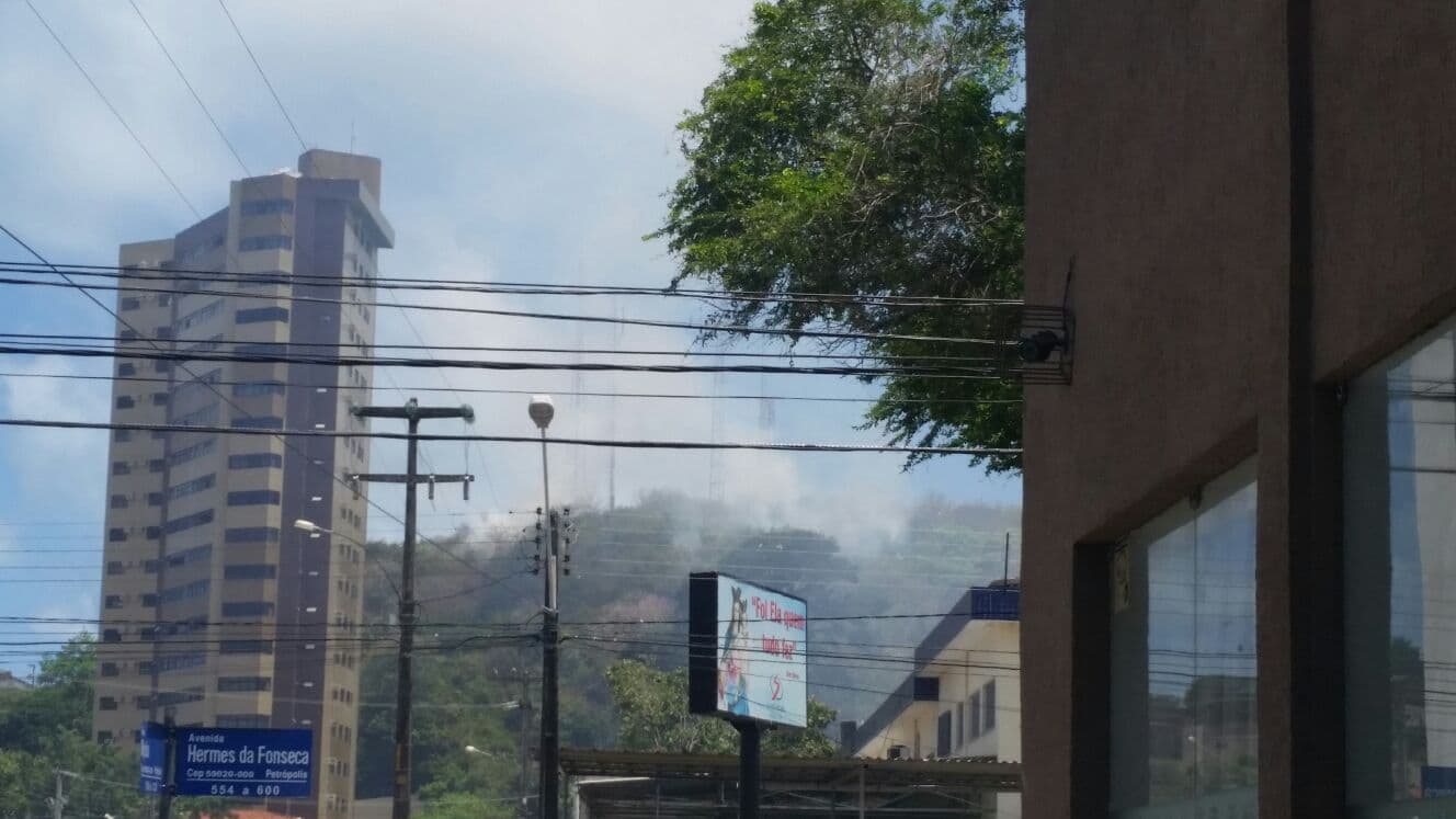 FOTOS: Fumaça intensa em área do morro de Mãe Luiza chama a atenção no Tirol-Petrópolis