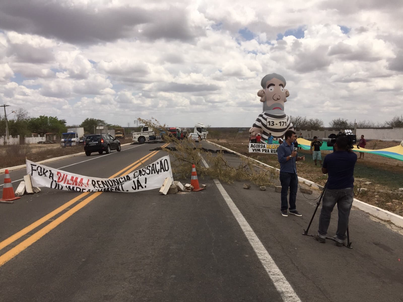 FOTO E VÍDEO: Pixuleco participa de protesto dos caminhoneiros na BR-304, no RN