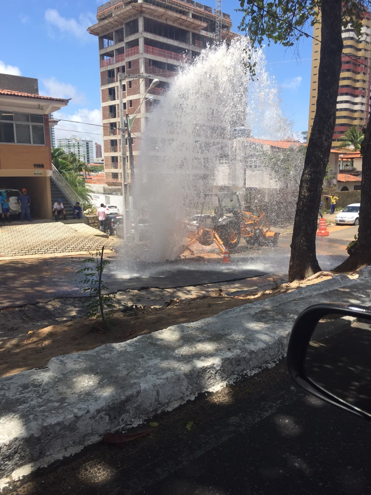 FOTO-  Quase um "poço perfurado": Água jorra em trecho na Afonso Pena