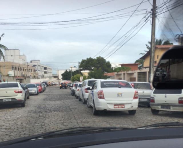 FOTO: Moradores de rua em Lagoa Nova reclamam de desorganização no trânsito "provocada por taxistas"