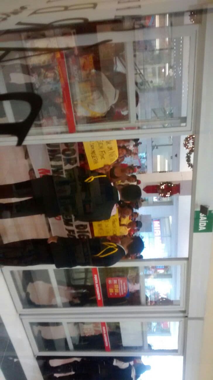 FOTOS: Integrantes do MLB tentam invadir o supermercado Extra no Midway na manhã desta terça