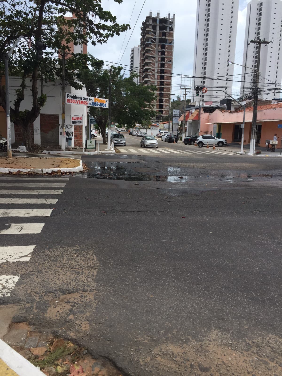 FOTOS - (AINDA BEM QUE A INTERNET NÃO PRODUZ CHEIRO) : Trecho na Afonso Pena com vazamento de esgoto