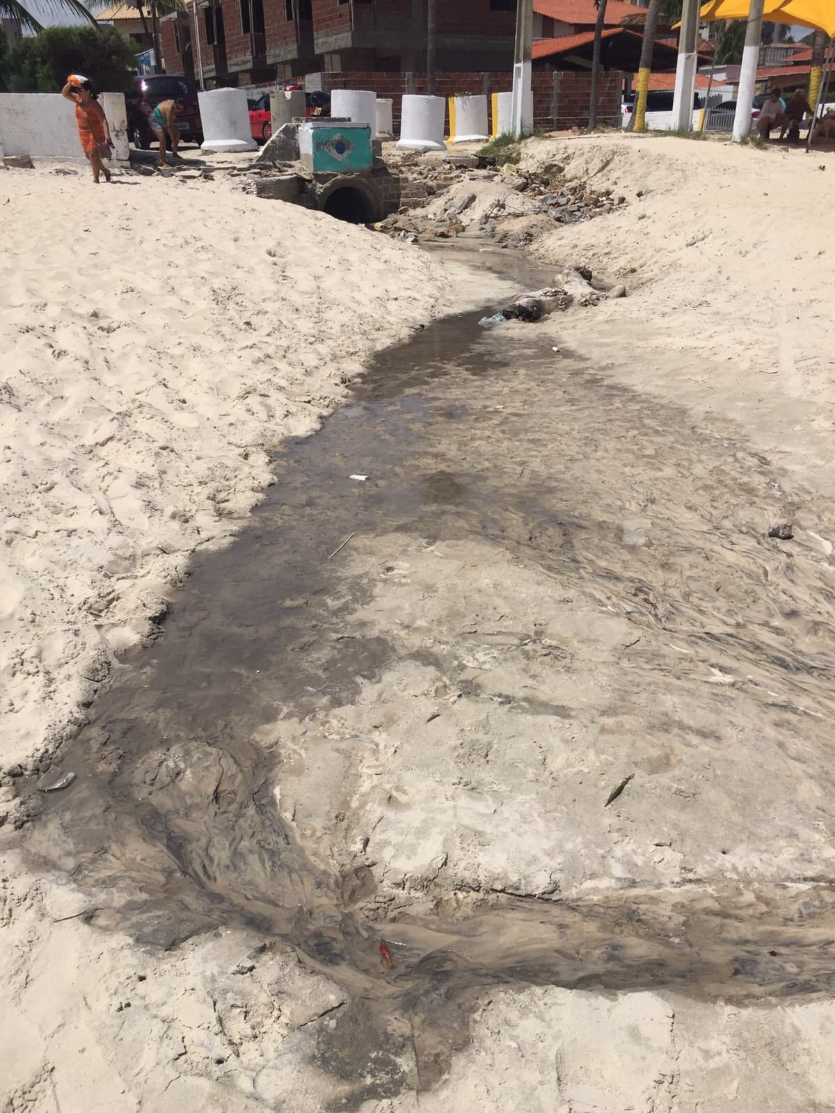 FOTOS: Esgoto na beira-mar na praia de Pirangi