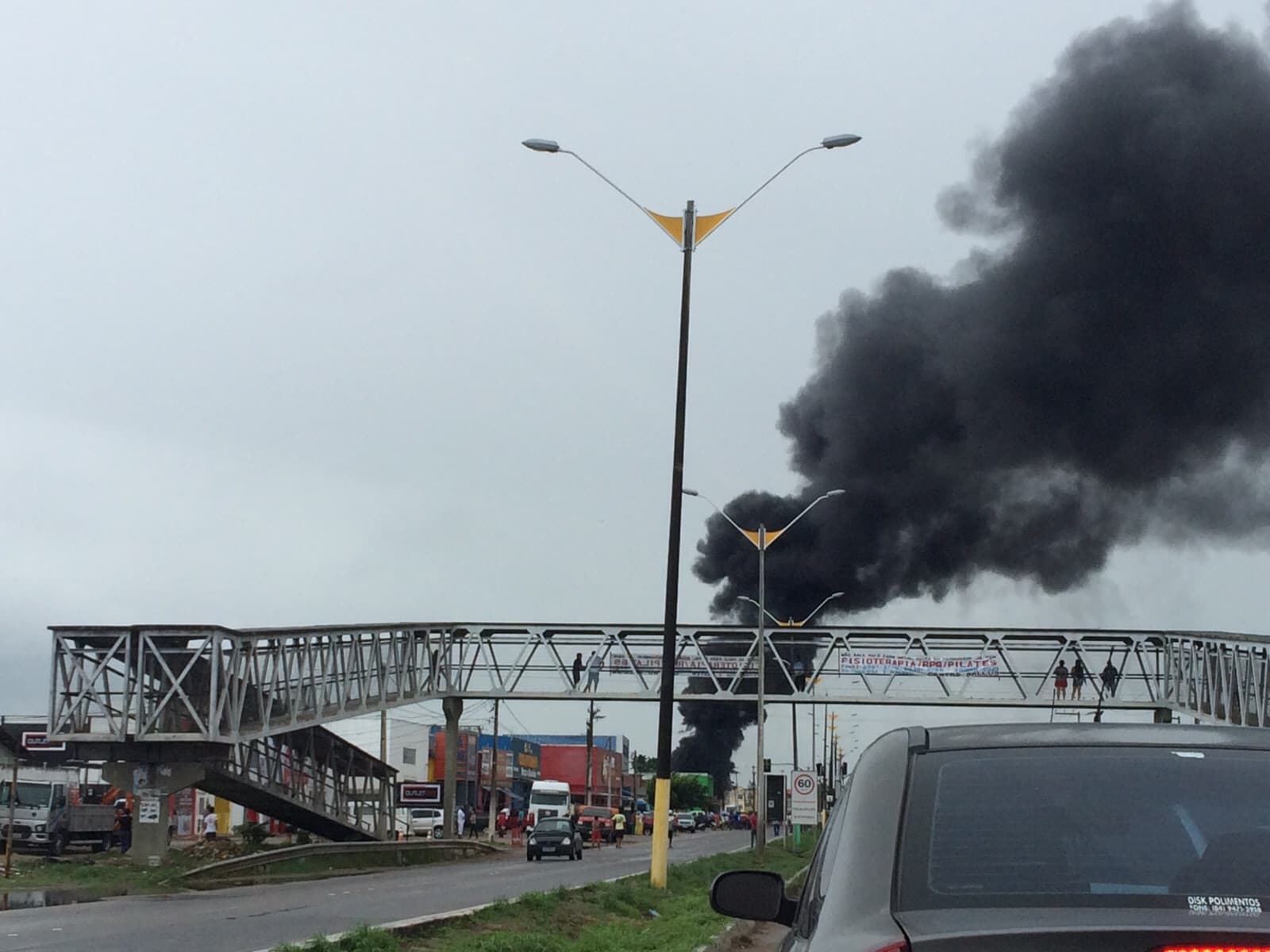 FOTOS: Bombeiros controlaram incêndio de grandes proporções em loja na BR-101, em Parnamirim