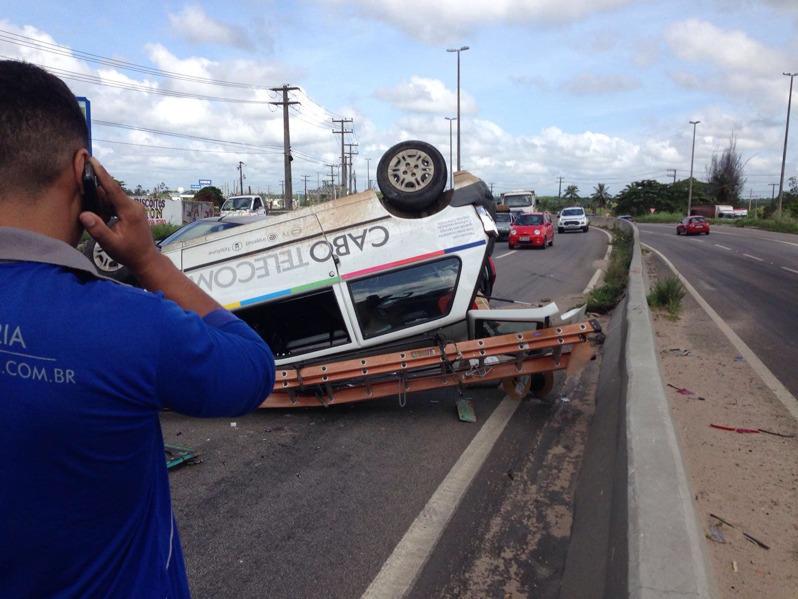 FOTO: Capotamento no viaduto de Parnamirim