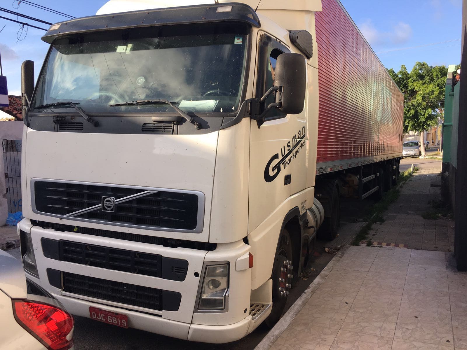 Carreta estacionada na Princesa Isabel limita acesso de veículos na via