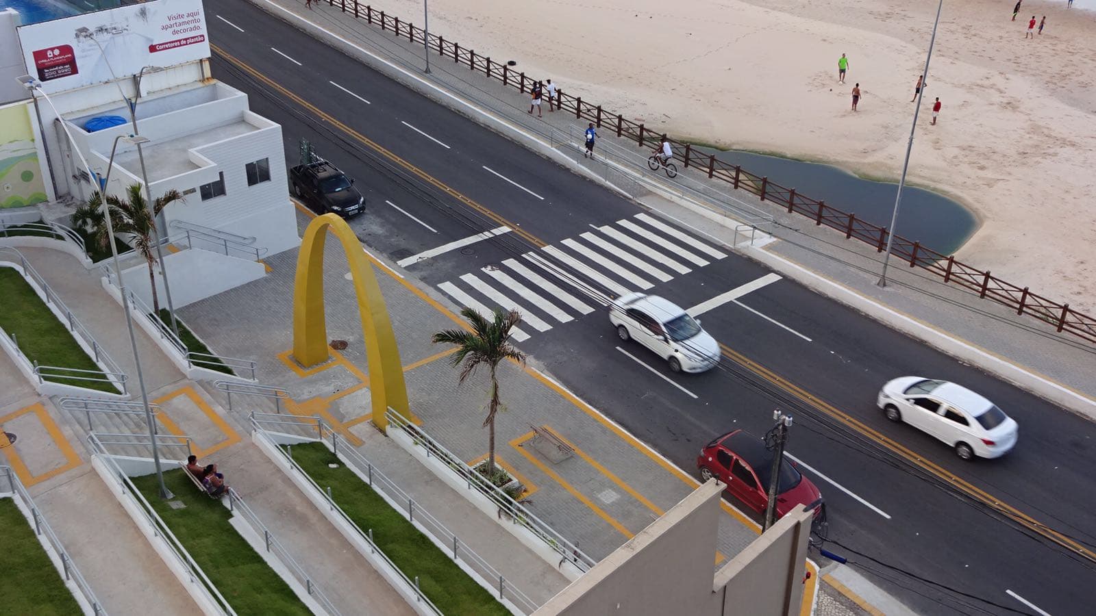 FOTOS: Esgoto a céu aberto na praia de Areia Preta