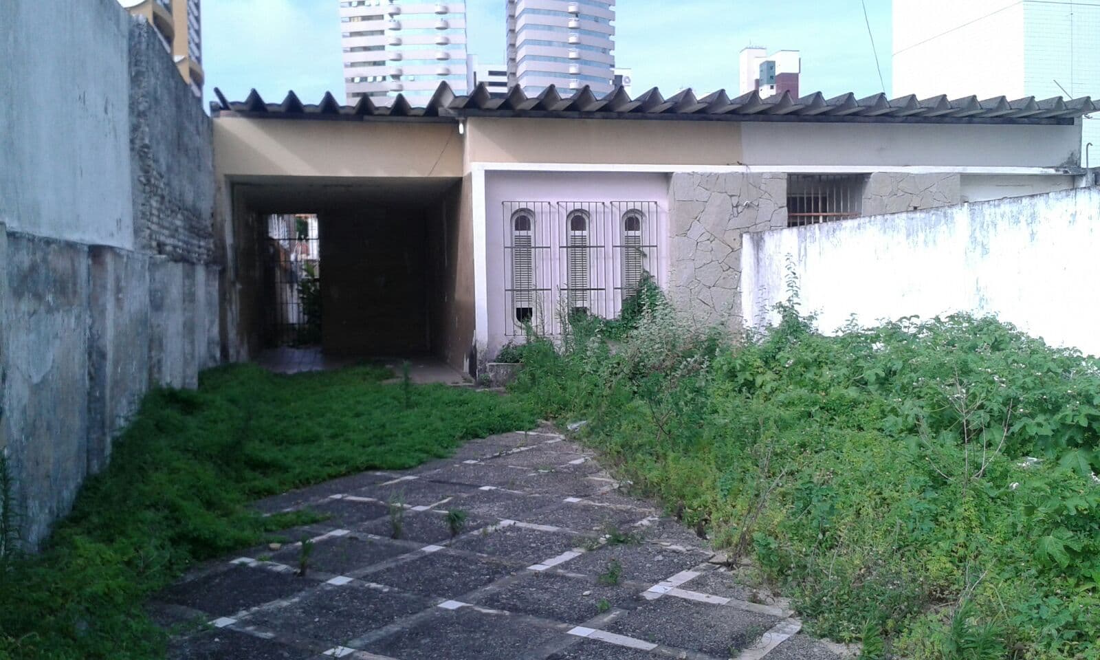 FOTOS: Imóvel desocupado com água parada em Natal