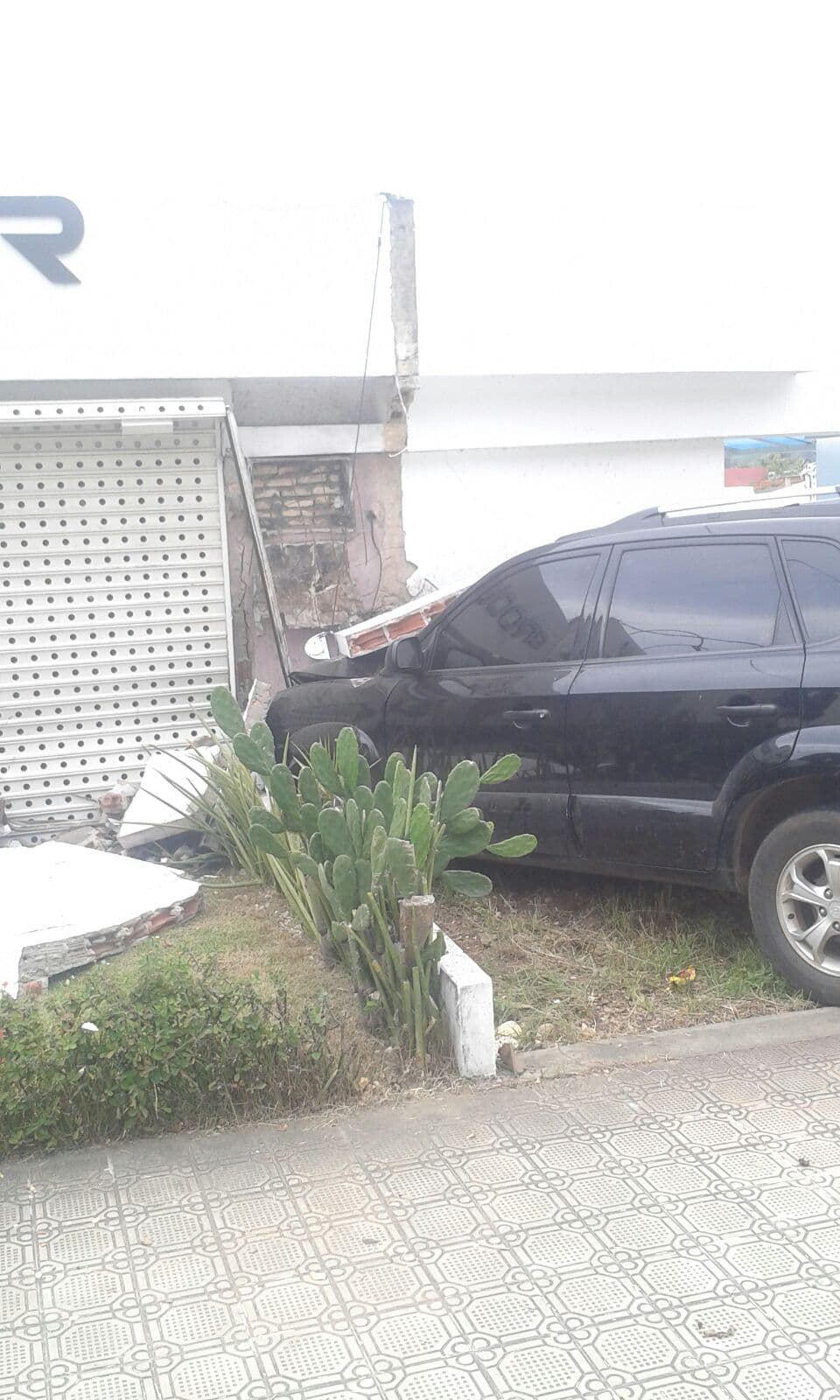 FOTOS: Carro invade loja na Avenida Bernardo Vieira