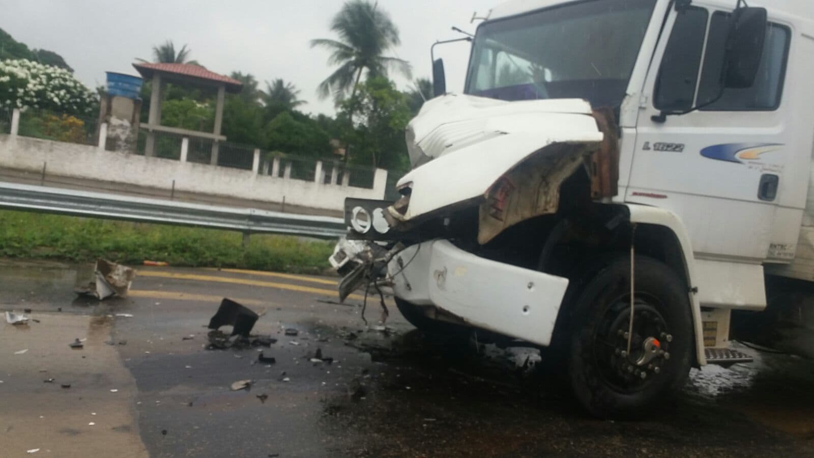 FOTOS: Forte colisão entre dois caminhões na BR-101
